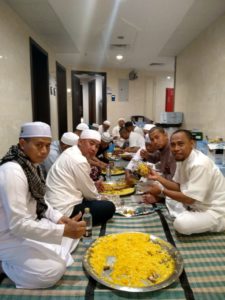 Tradisi Makan Nasi Kebuli Beramai-ramai di Pondokan Hotel Jemaah Haji KBIH Assunnah Kota Bekasi Jawa Barat Indonesia