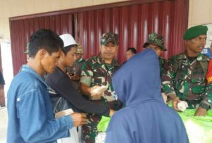 Prajurit TNI Membagikan 3.000 Nasi Bungkus di Pasar Masomba Palu