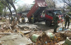Prajurit Marinir Bersihkan Jalan Disepanjang Pantai Talise Palu