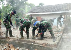 Prajurit TNI Lakukan Bongkar dan Bersihkan Rumah Warga Korban Gempa Lombok