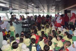 317 Pelajar Sekolah se-Bekasi Berkerumun di KRI Banda Aceh-593