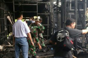 Kodim 1011/Klk Ajak Siswa Bersihkan Bangunan Korban Kebakaran di Kapuas