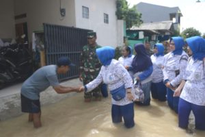Jalasenastri Lantamal III Gelar Aksi Peduli Korban Banjir di Babelan Bekasi