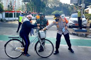 Memutus Mata Rantai Penyebaran Covid-19,Jalan Protokol Jakarta Selatan Disemprot Disinfektan