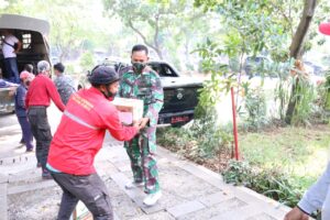 Dalam Rangka HUT TNI Ke-75,Kodim 0504/JS Bagikan 110 Sembako Pada petugas TMP Kalibata