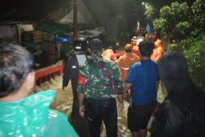 Dandim 0504/JS bersama Walkot Jak-Sel Tinjau Langsung Longsor dan Banjir Jl.Damai Ciganjur