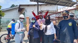 Penyemprotan Disinfektan Oleh Pembina Ukhuwah Al-Fatah Rescue didampingi Ketua Pejuang Siliwangi Indonesia PAC. Medan Satria