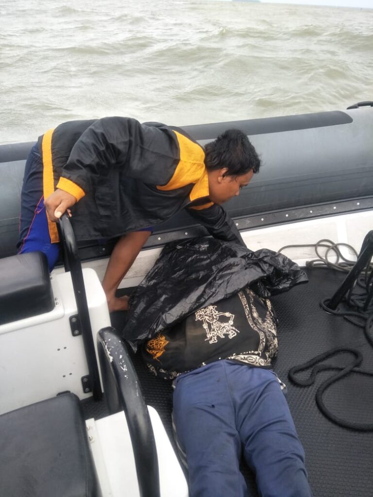 Disela SAR Pesawat SJ 182, Kopaska TNI AL Evakuasi 2 Nelayan Terapung Di Perairan Untung Jawa