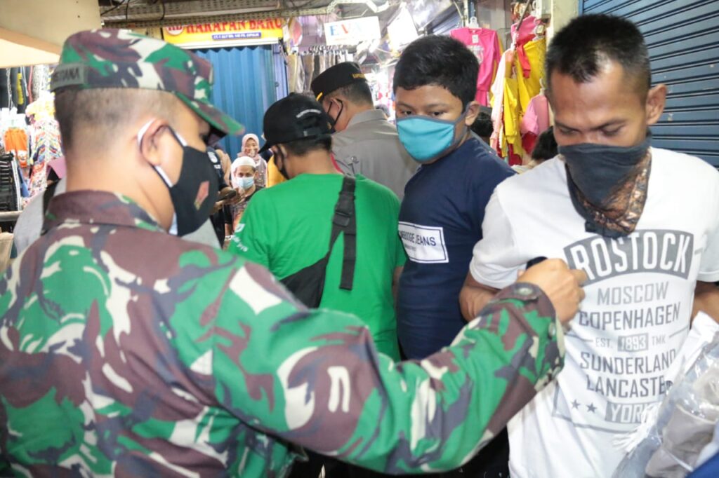 150 Personil Gabungan Kodim 0504/JS dan Polres Metro Selatan Menggelar PPKM di Pasar Cipulir Kab-Lama