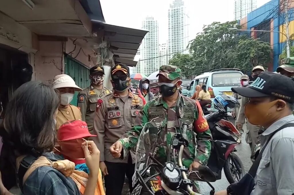 150 Personil Gabungan Kodim 0504/JS dan Polres Metro Selatan Menggelar PPKM di Pasar Cipulir Kab-Lama