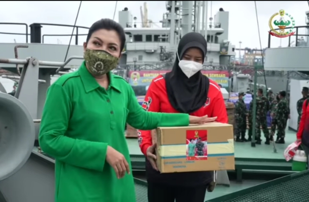 Sebagai Bentuk Dukungan, Ketum Persit KCK Berikan Bantuan Makanan Untuk Kru Kapal ADRI LII