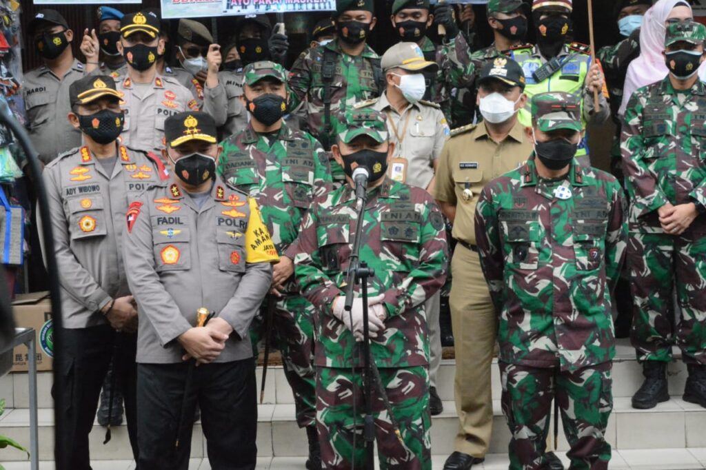 Kodam Jaya dan Polda Metro Jaya Sidak Penerapan PPKM dan Bagikan 3000 Masker