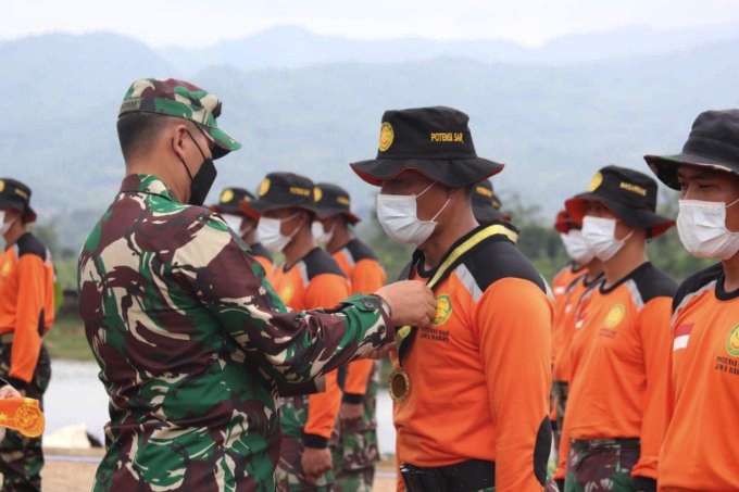 Kasdam III/Slw Brigjen TNI Kunto Arief Wibowo Tutup Latihan Pertolongan Dipermukaan Air Potensi SAR