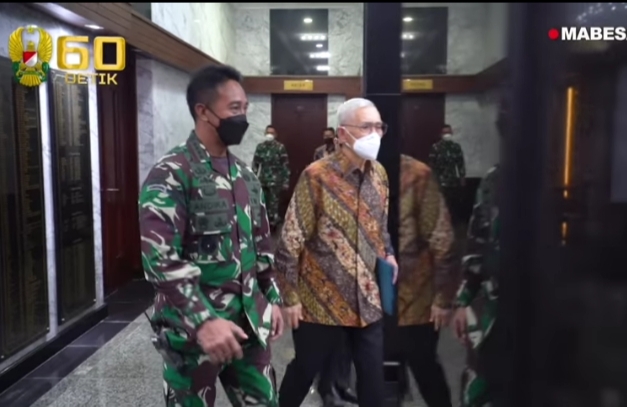 KASAD Menerima Kunjungan Jenderal TNI (Purn.) Try Sutrisno di Markas Besar Angkatan Darat⁣