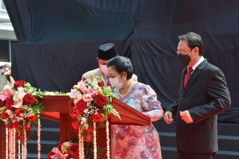 Menhan dan Presiden ke-5 Megawati Soekarno Putri Resmikan Patung Dr. (H.C.) Ir. Soekarno
