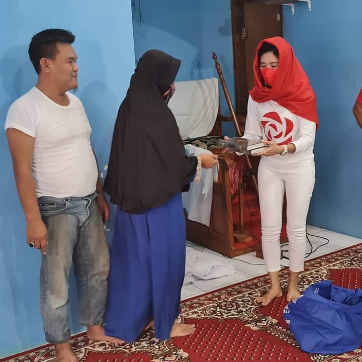 Tanti Herawati Ketua DPD Partai PSI Kota Bekasi Berbagi 1.000 Nasi Bungkus