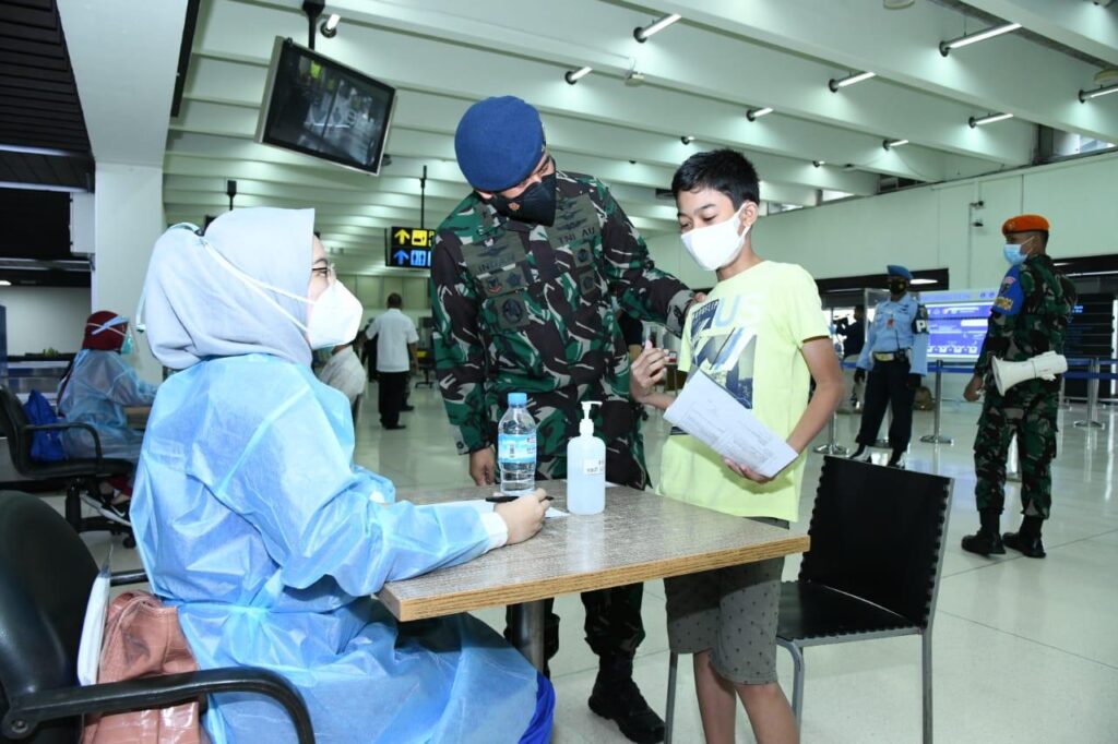 TNI AU dan Kombata Laksanakan Serbuan Vaksinasi di Bandara Soekarno Hatta