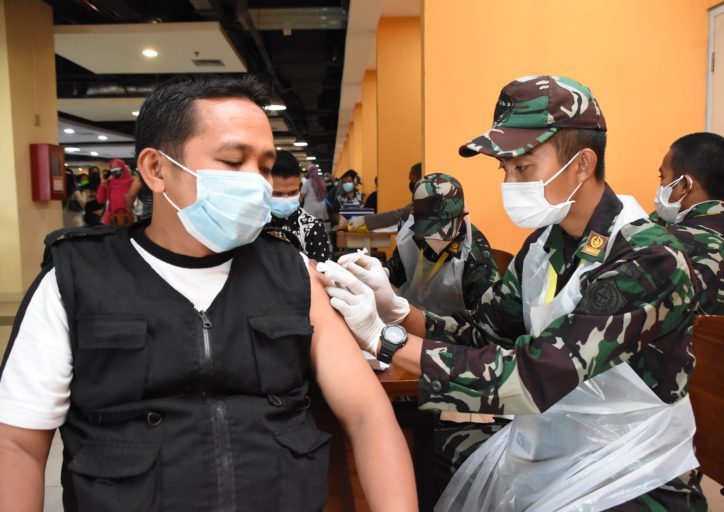 Pangdam Jaya dan Gubernur DKI Tinjau Pelaksanaan Vaksinasi Massal di Pulo Gebang Jaktim