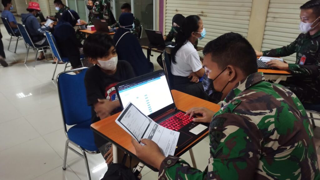 Wakil Wali Kota Bekasi Tinjau Vaksinasi yang diselenggarakan oleh TNI AU di Mall Pondok Gede