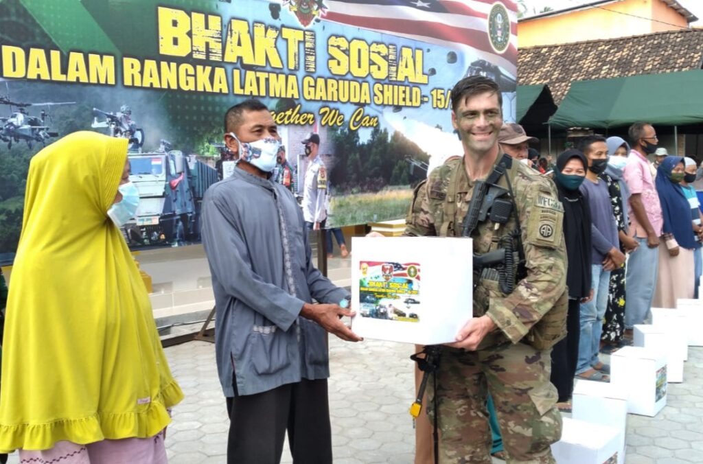 Bersama US Army Prajurit TNI AD Bagikan Sembako di Dusun Talang Sipin Sumatera Selatan
