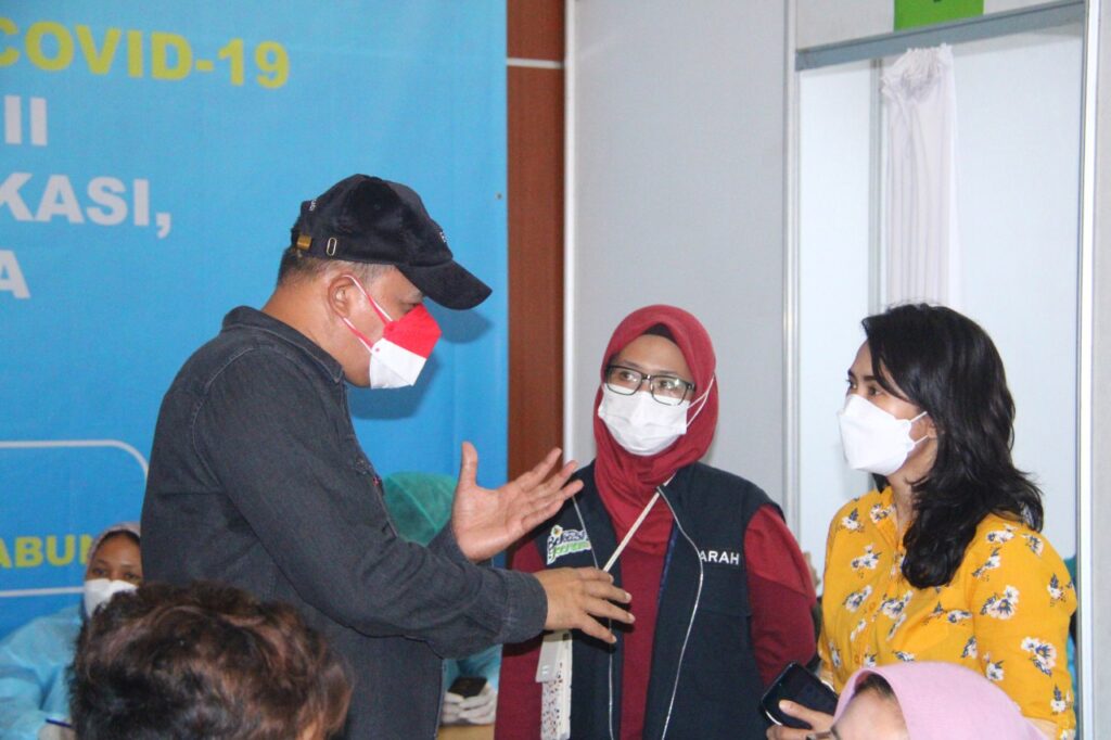 Tri Adhianto Berkeliling Meninjau Lokasi Vaksinasi Di Kota Bekasi