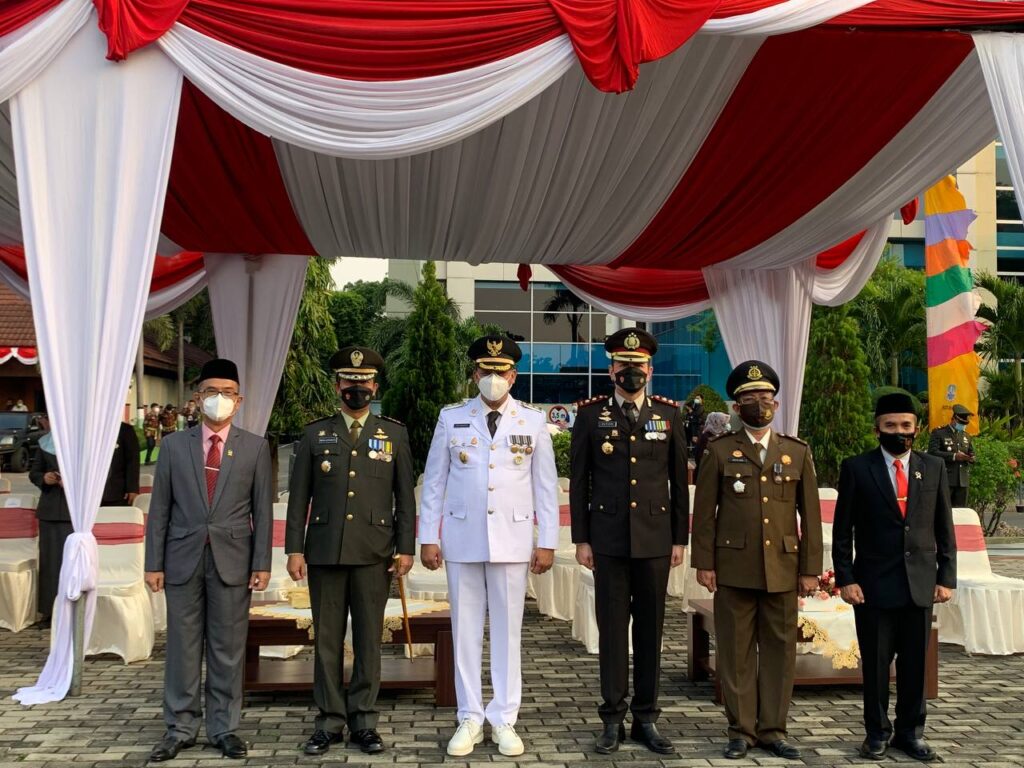 Wakil Walikota Bekasi Dr.Tri Adhianto Jadi Inspektur Upacara Penurunan Bendera