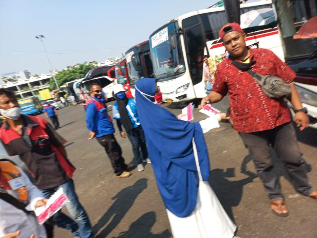 SDC UMKM Terus Sosialisasi dan Pembagian Masker di Terminal Bis Kota Bekasi Dalam Pencegahan Penyebaran COVID 19