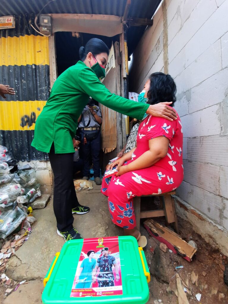 Hetty Andika Perkasa Berikan Bantuan Sembako Kepada Warga Kurang Mampu di Duren Sawit