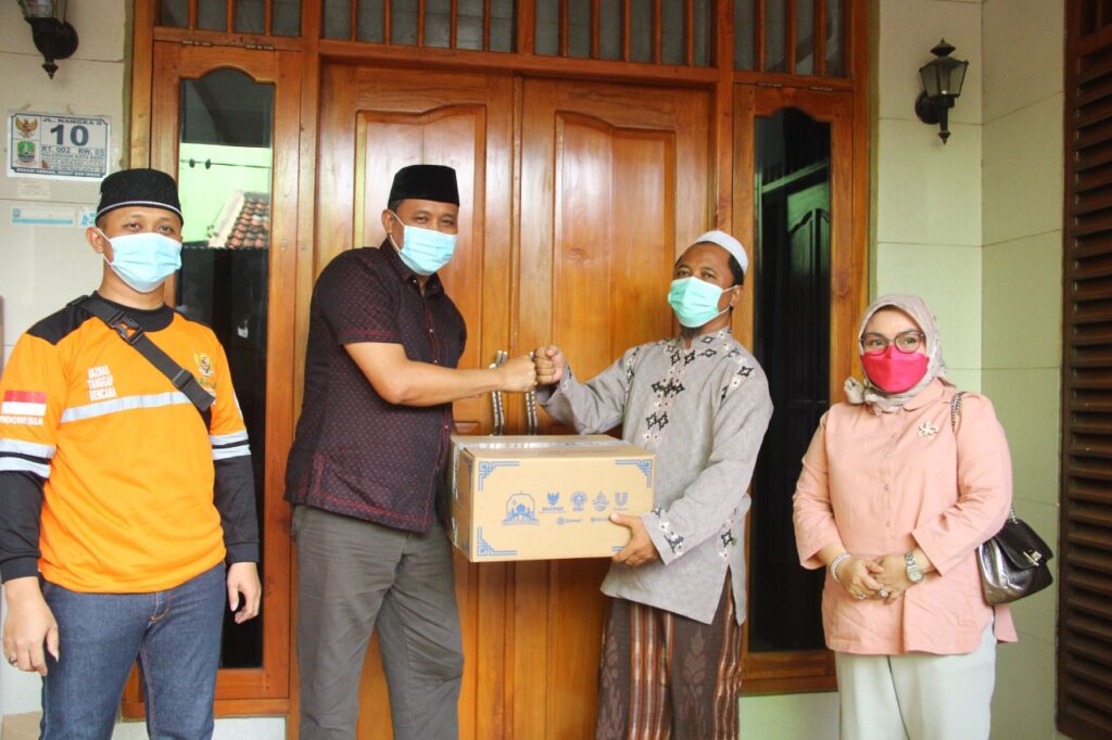 Wakil Walikota Tri Adhianto Berikan Paket GMB Secara Simbolis Di Masjid Nurul Iman