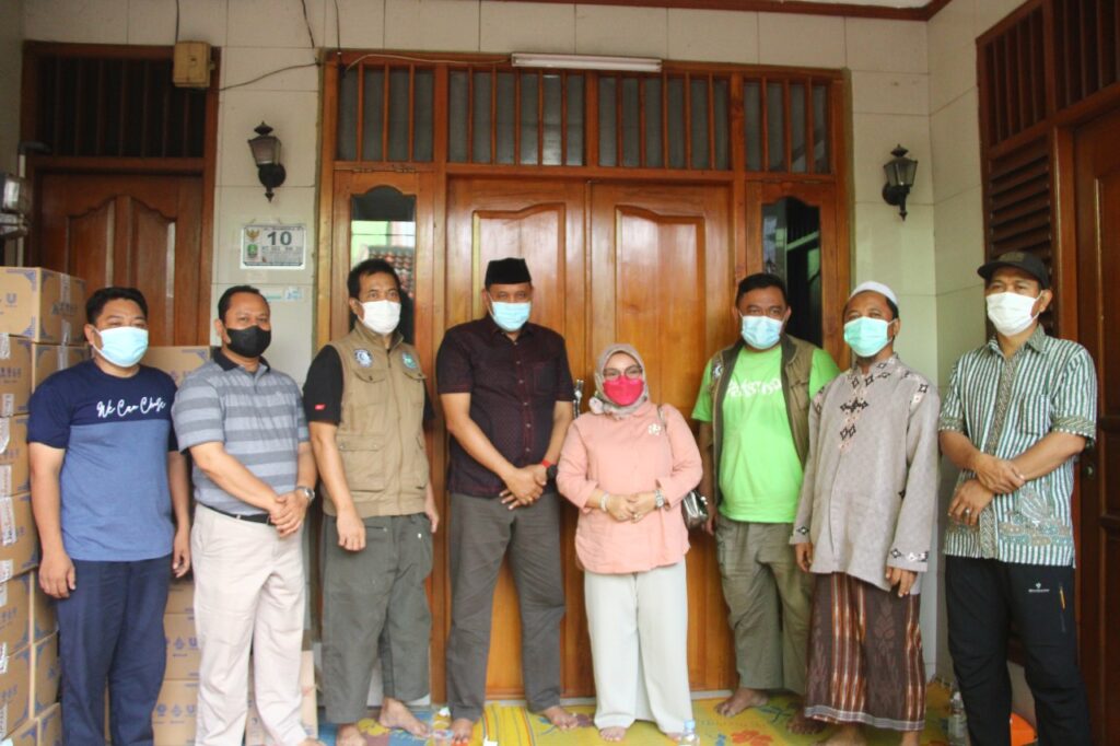 Wakil Walikota Tri Adhianto Berikan Paket GMB Secara Simbolis Di Masjid Nurul Iman