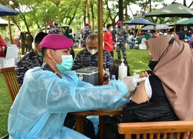 Brigjen TNI (Mar) Endi Supardi Meninjau Serbuan Vaksinasi Dalam Rangka HUT ke-76 TNI AL