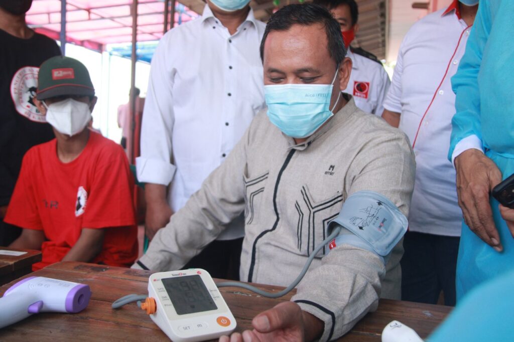Wakil Walikota Tri Adhianto Meninjau Pelaksanaan Vaksin Di Kaliabang Tengah