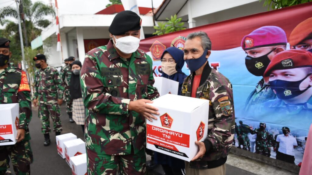 HUT ke-76 TNI Kepala Staf Subkogartab 0618/Kota Bandung Bagikan 250 Paket Sembako