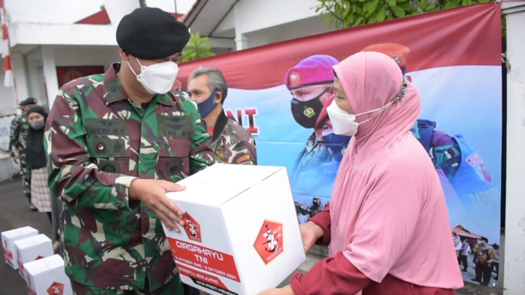 HUT ke-76 TNI Kepala Staf Subkogartab 0618/Kota Bandung Bagikan 250 Paket Sembako