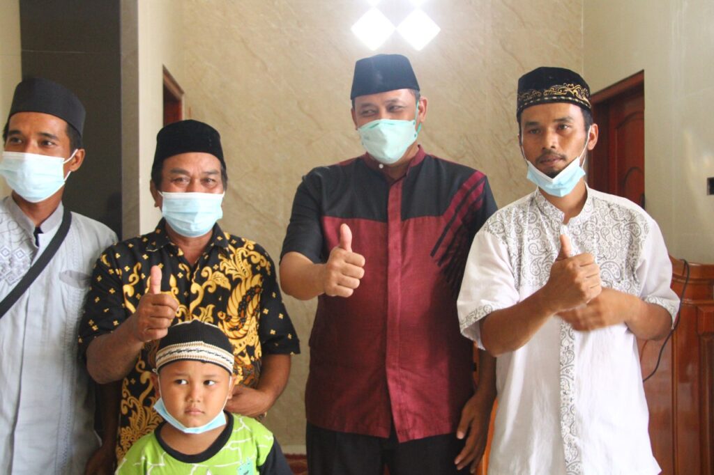 Tri Adhianto Bersama Basnas Secara Simbolis Memberikan Paket GMB Untuk Masjid