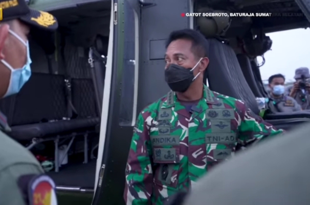 KASAD dan Ketum Persit KCK Melihat Helikopter Bell 412 EPI Terbaru Milik TNI AD