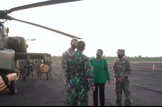 KASAD dan Ketum Persit KCK Melihat Helikopter Bell 412 EPI Terbaru Milik TNI AD