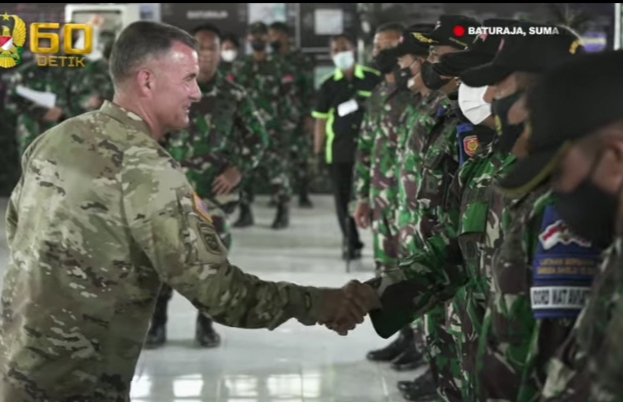 KASAD Berikan Cindera Mata Khas Senjata Tradisional Indonesia Kepada Commanding General USARPAC